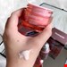  کرم شب روشن کننده و ضد لک Bright Boost نوتروژیناپوست در طول شب تا 4 برابر بیشتر کم آب می‌شود از این رو، داشتن یک کرم روشن کننده و ضد لک  به حفظ رطوبت پوستتان کمک می‌کند و از پوست شما در طول شب مراقبت میکند.کرم شب  Bright Boost (50 میلی لیتر) از برند  Neutrogena  پوست شما را آبرسانی می‌کند و  کمک به بازسازی سلول های جدید پوست می‌کند.نحوه استفاده از کرم شب برایت بوست نوتروژینا:کرم شب 50 میلی لیتری Neutrogena Bright Boost میتوانید به عنوان یکی از موارد روتین پوست  خود در طول شب استفاده کنید.مقدار کافی را روی پوست خشک و تمیز صورت و گردن بمالید و به آرامی ماساژ دهید تا کاملا جذب شود.
