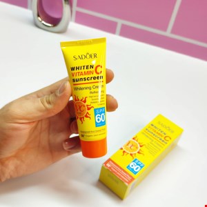 کرم ضدآفتاب ویتامین سی سادور روشن کننده و سفید کننده ی پوست Spf60 ‌ ‌